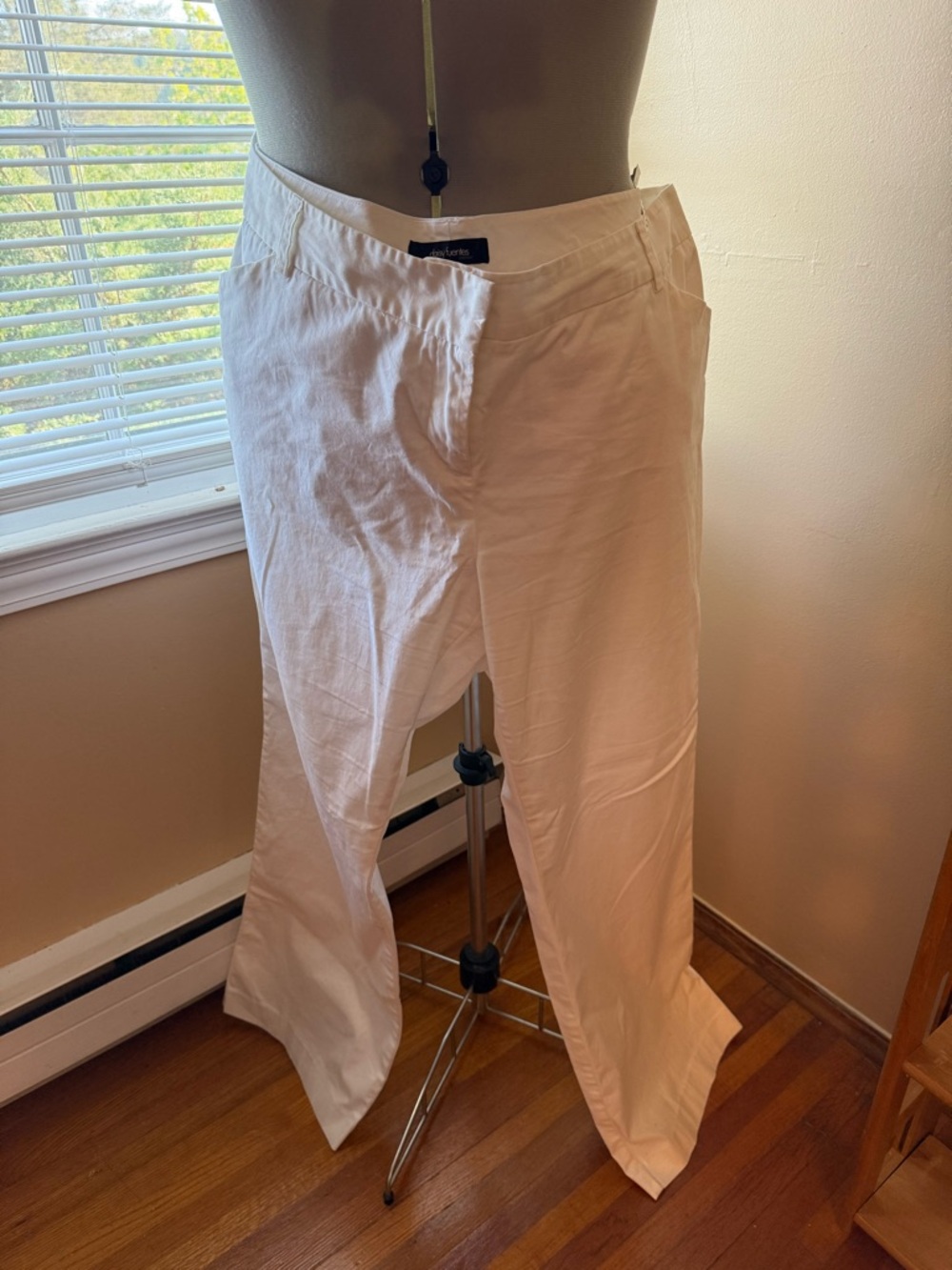 Daisy Fuentes women straight leg dress pants in white.